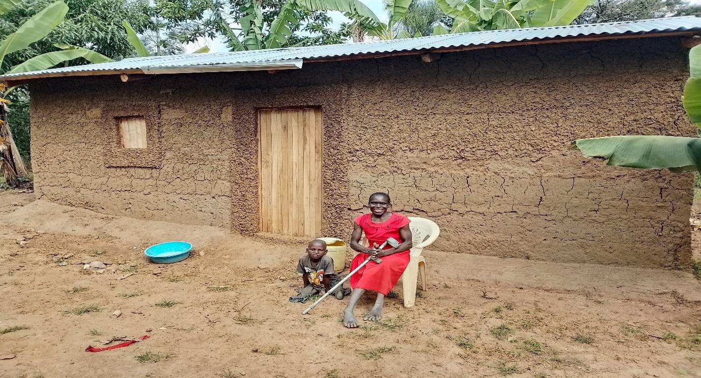 img58 A Kenyan lady sitting outside her new home